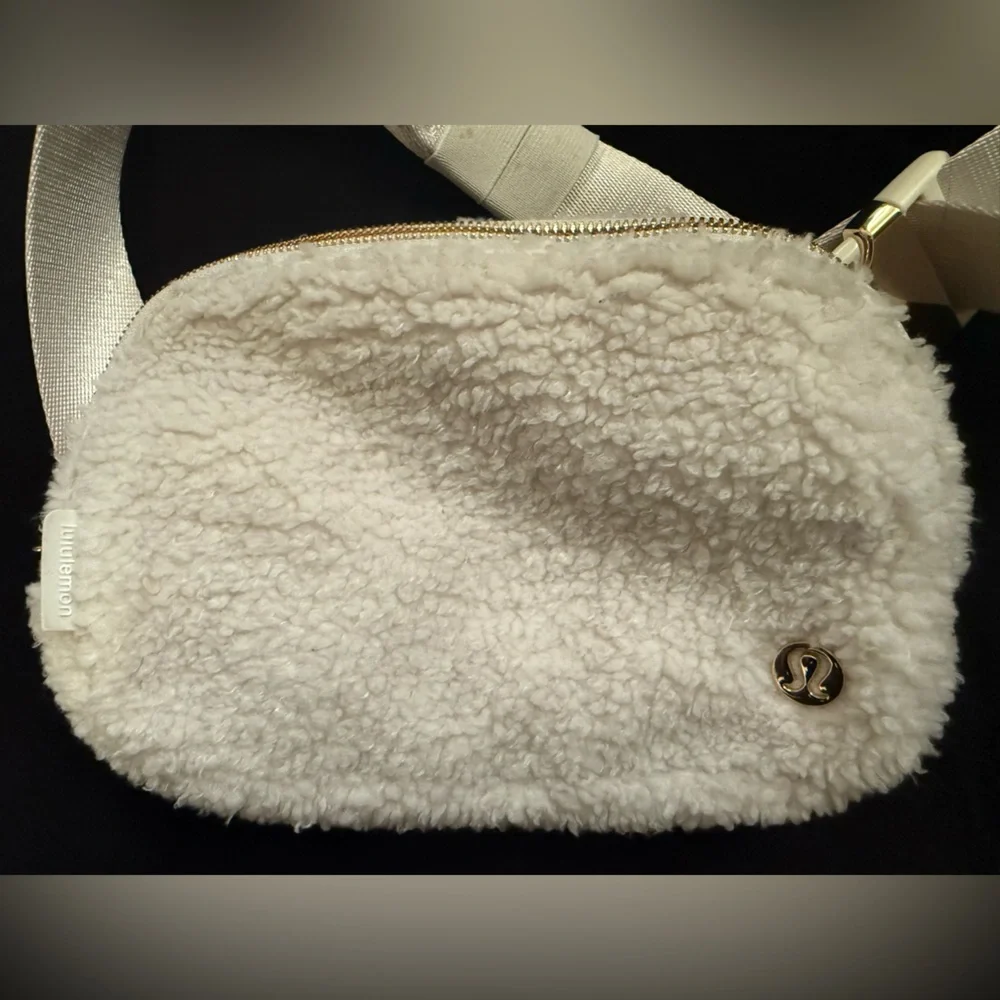 LULULEMON Everywhere Belt Bag Fleece - Picture 2 of 3